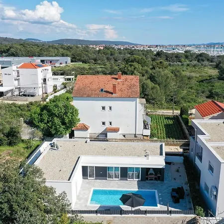 Ground-floor La Reina - Private Heated Pool & Garden * Bibinje