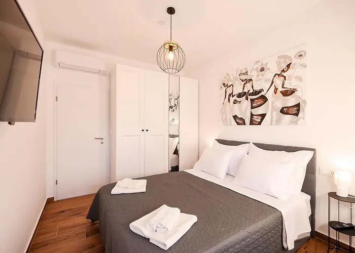 Villa La Reina - Private Heated Pool & Garden