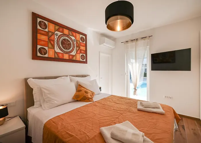 Villa La Reina - Private Heated Pool & Garden