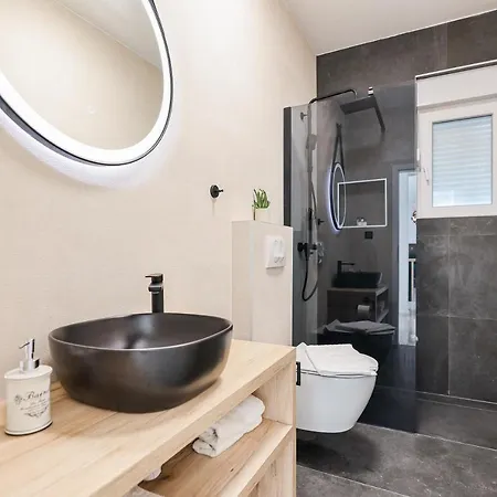 Ground-floor La Reina - Private Heated Pool & Garden * Bibinje