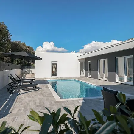 Ground-floor La Reina - Private Heated Pool & Garden