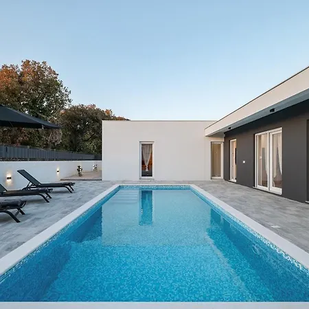 Ground-floor La Reina - Private Heated Pool & Garden Villa Bibinje