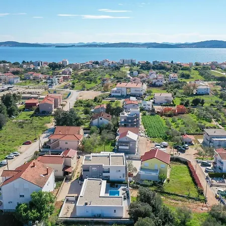 Ground-floor La Reina - Private Heated Pool & Garden Bibinje