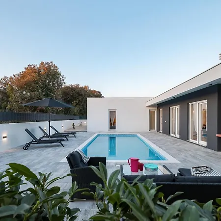 Ground-floor La Reina - Private Heated Pool & Garden Bibinje