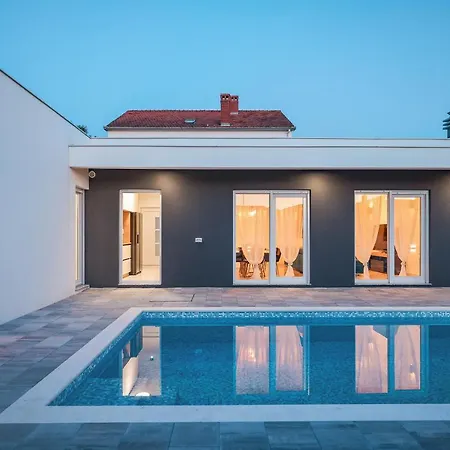 Ground-floor La Reina - Private Heated Pool & Garden * Bibinje