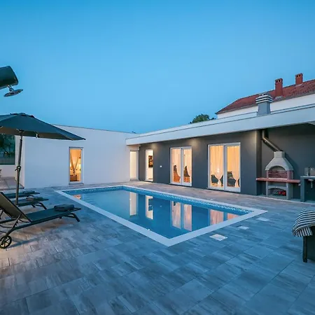 Villa Ground-floor La Reina - Private Heated Pool & Garden *