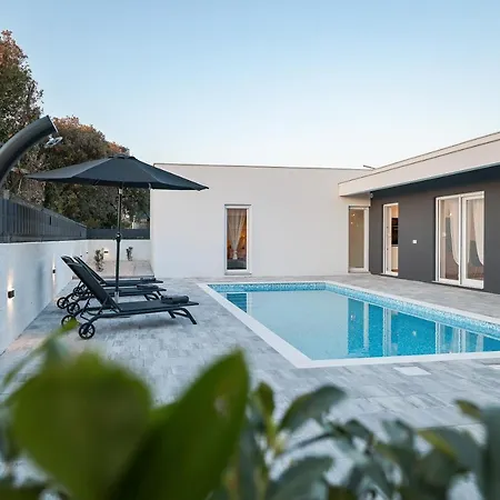 Ground-floor La Reina - Private Heated Pool & Garden Bibinje