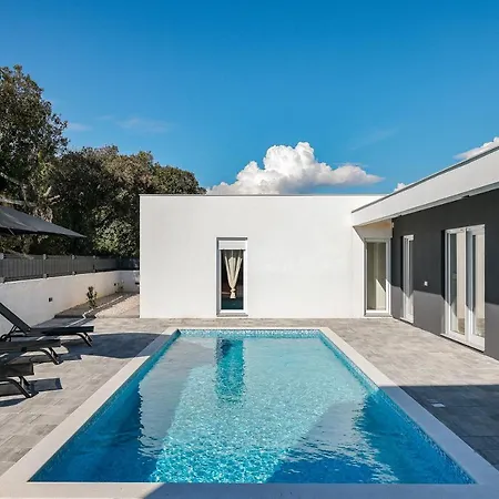 Ground-floor La Reina - Private Heated Pool & Garden * Bibinje