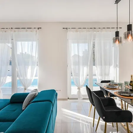 Villa Ground-floor La Reina - Private Heated Pool & Garden Bibinje