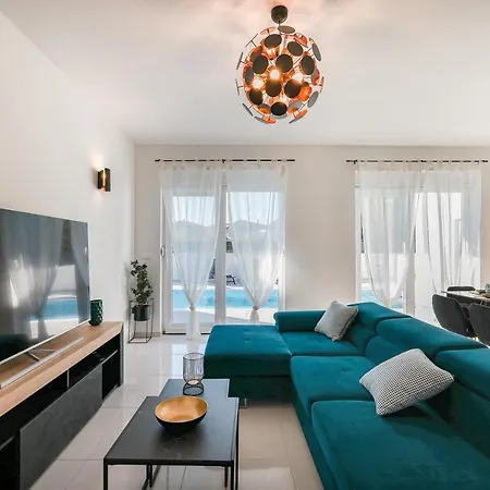 Ground-floor La Reina - Private Heated Pool & Garden Bibinje