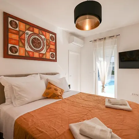 Villa La Reina - Private Heated Pool & Garden