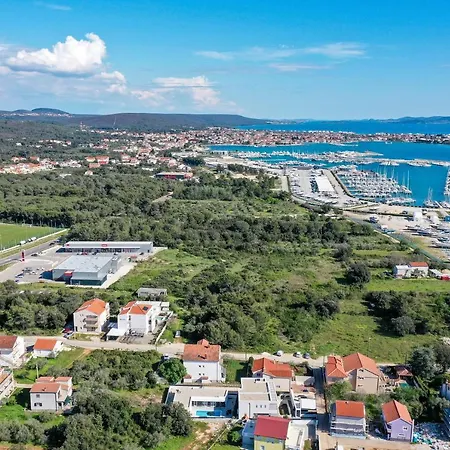 Ground-floor La Reina - Private Heated Pool & Garden Bibinje