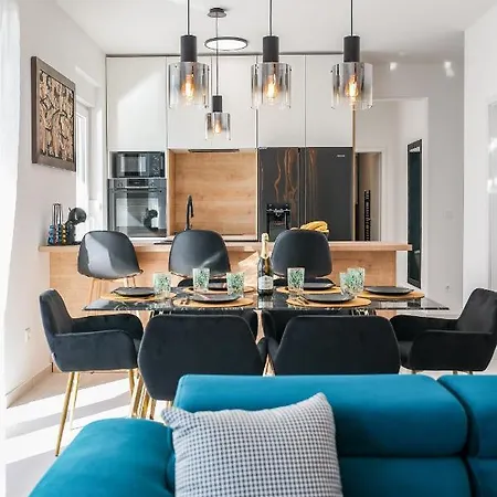 Villa Ground-floor La Reina - Private Heated Pool & Garden *