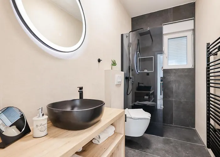 Villa La Reina - Private Heated Pool & Garden * ビビニェ