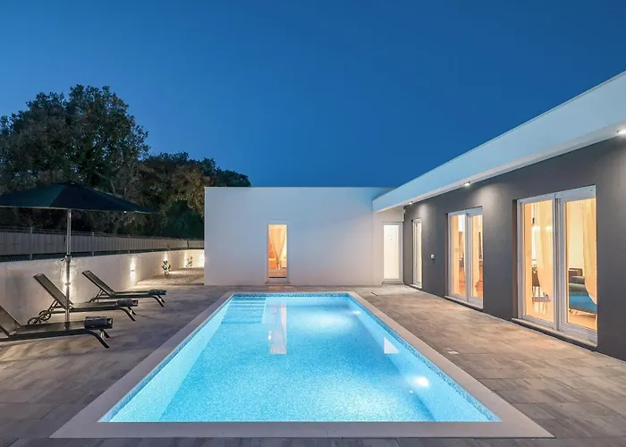 Villa La Reina - Private Heated Pool & Garden *