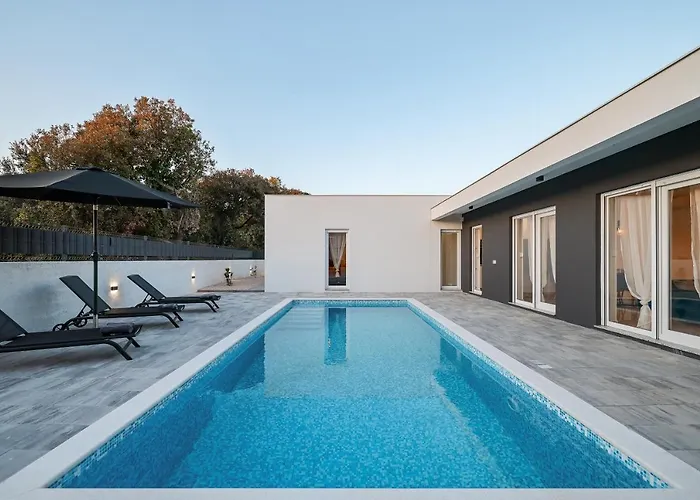 La Reina - Private Heated Pool & Garden Villa Bibinje