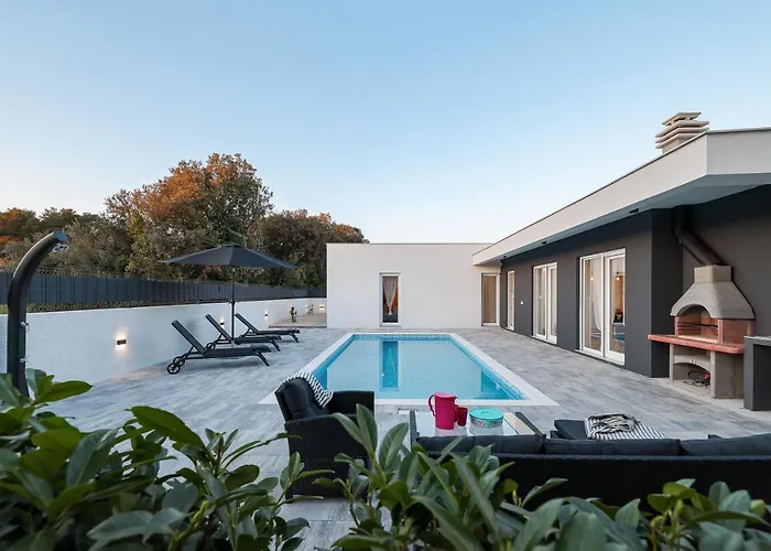 Villa La Reina - Private Heated Pool & Garden ビビニェ