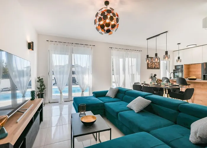 Villa La Reina - Private Heated Pool & Garden