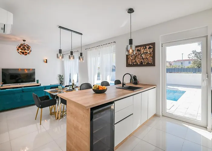 Villa La Reina - Private Heated Pool & Garden