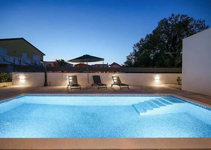 Villa La Reina - Private Heated Pool & Garden