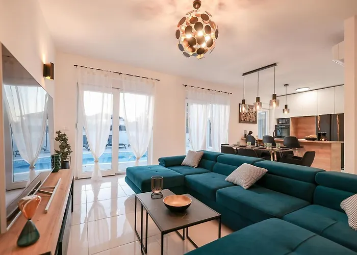 Villa La Reina - Private Heated Pool & Garden