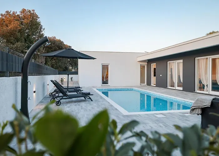 Villa La Reina - Private Heated Pool & Garden ビビニェ