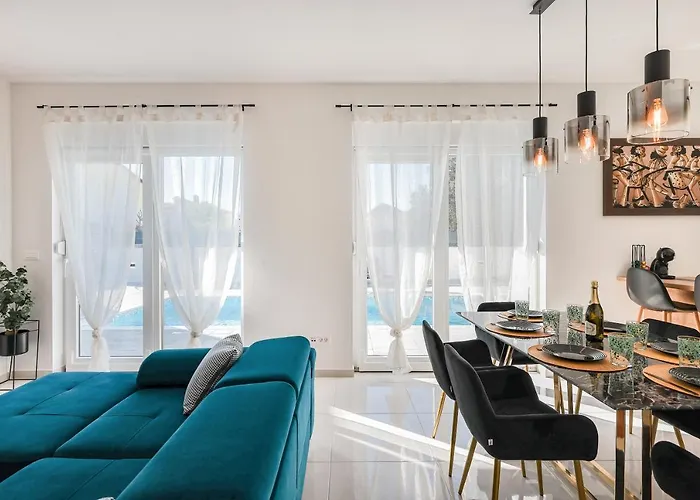 ヴィラ Villa La Reina - Private Heated Pool & Garden ビビニェ